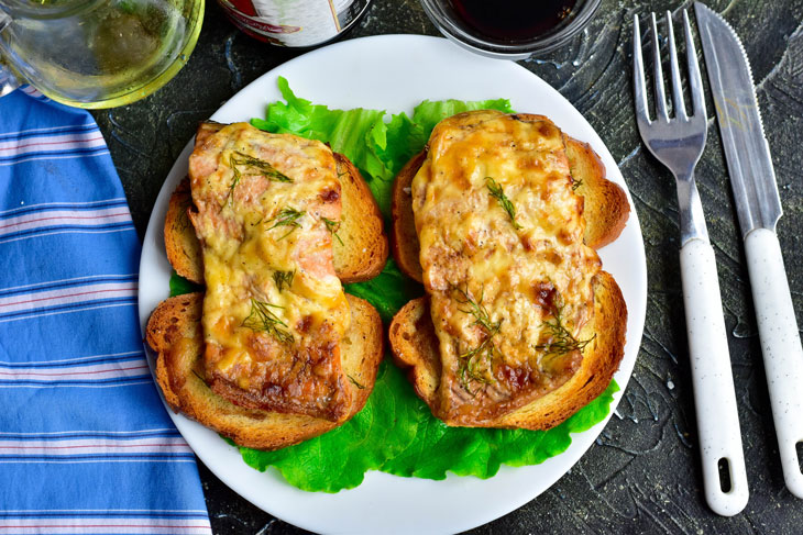 Pink salmon baked on bread - unusually tender and juicy