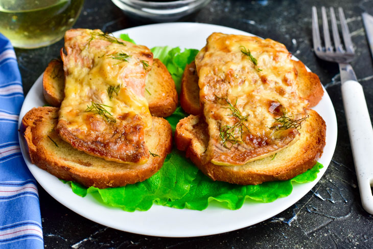 Pink salmon baked on bread - unusually tender and juicy