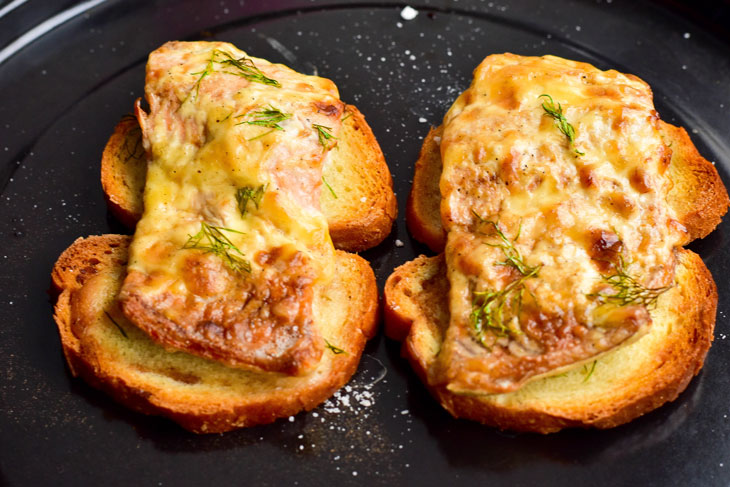 Pink salmon baked on bread - unusually tender and juicy