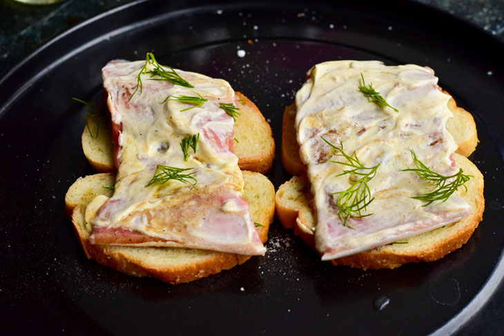 Pink salmon baked on bread - unusually tender and juicy