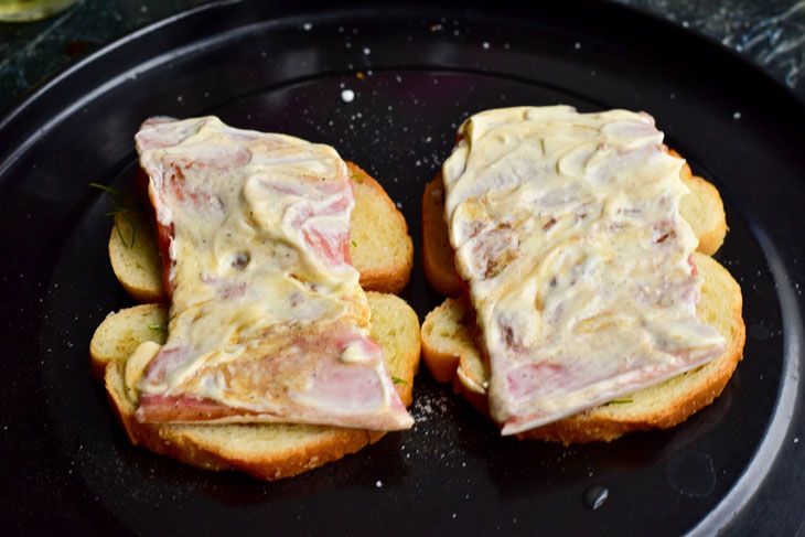 Pink salmon baked on bread - unusually tender and juicy