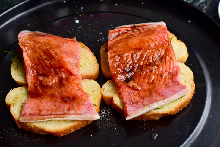 Pink salmon baked on bread - unusually tender and juicy