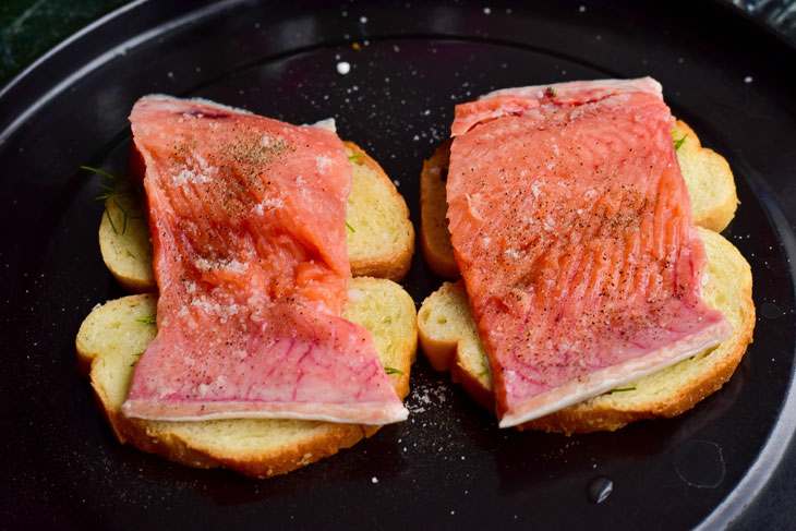 Pink salmon baked on bread - unusually tender and juicy