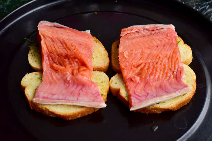 Pink salmon baked on bread - unusually tender and juicy