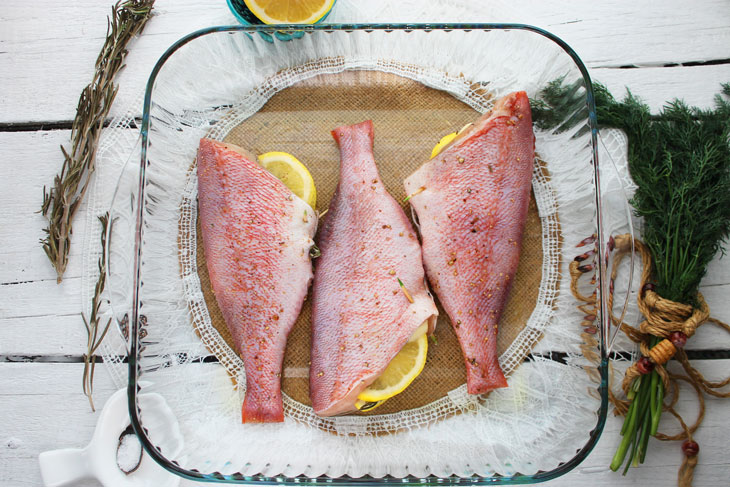 Red perch baked with lemon and rosemary - for lovers of bright flavors