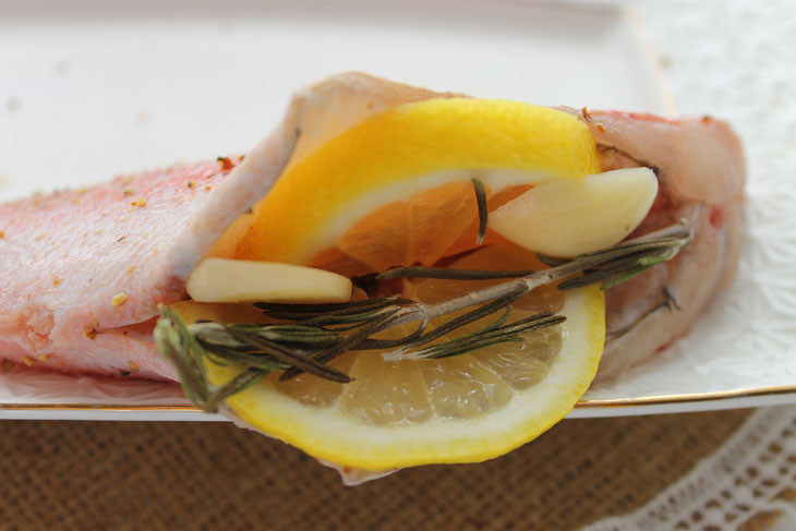 Red perch baked with lemon and rosemary - for lovers of bright flavors