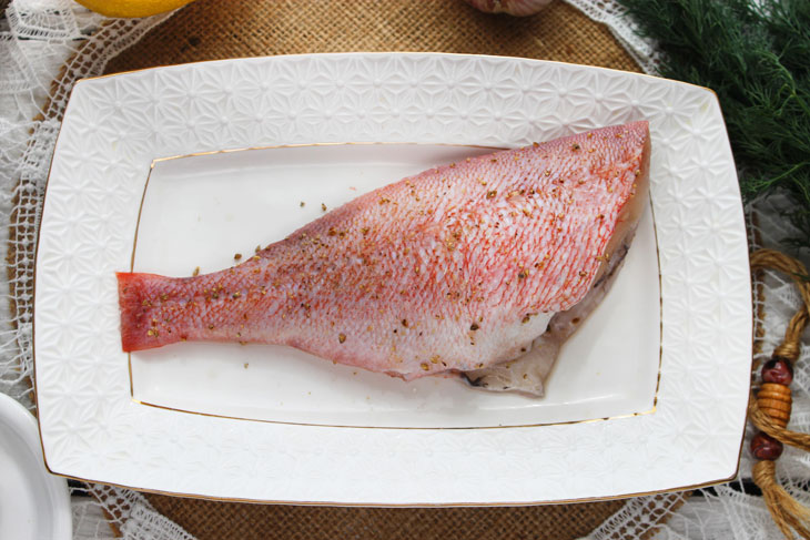 Red perch baked with lemon and rosemary - for lovers of bright flavors