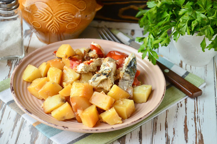 Mackerel with potatoes in pots - very tender and incredibly tasty