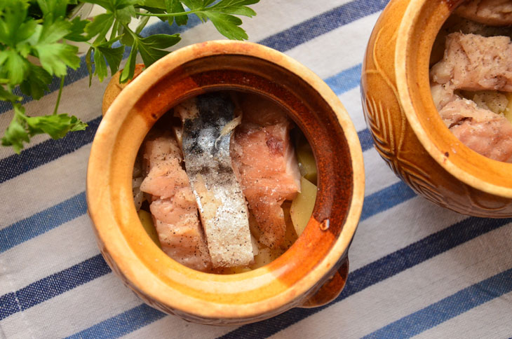 Mackerel with potatoes in pots - very tender and incredibly tasty