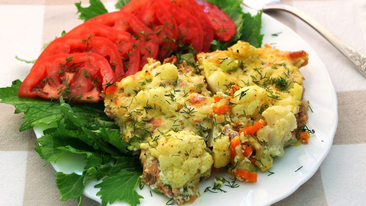 Pink salmon baked with cauliflower and vegetables in the oven – a step by step recipe with a photo