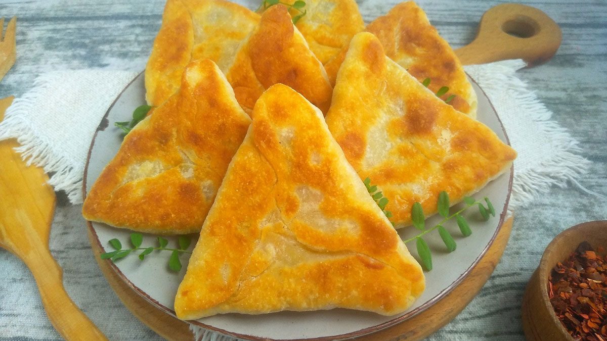 Tatar peremyachi (belyashi) on kefir – a quick and easy recipe