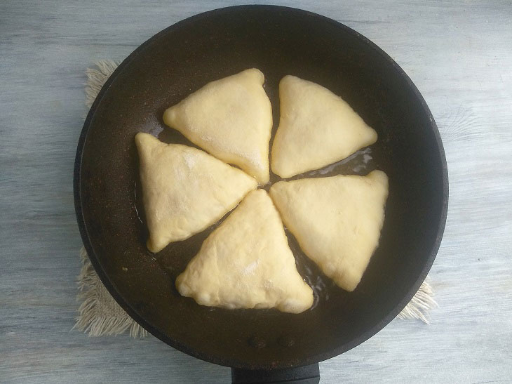 Tatar peremyachi (belyashi) on kefir - a quick and easy recipe