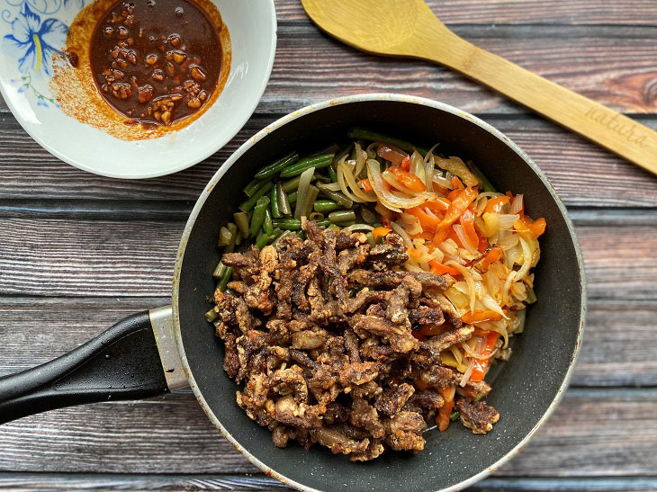 Chinese beef with vegetables - juicy, soft and savory