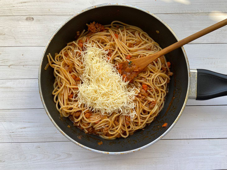 Bolognese spaghetti pie - tasty, satisfying and original