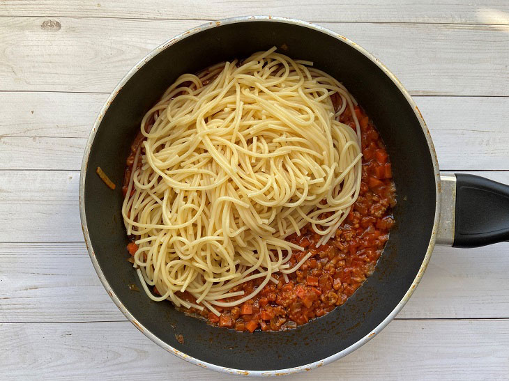 Bolognese spaghetti pie - tasty, satisfying and original