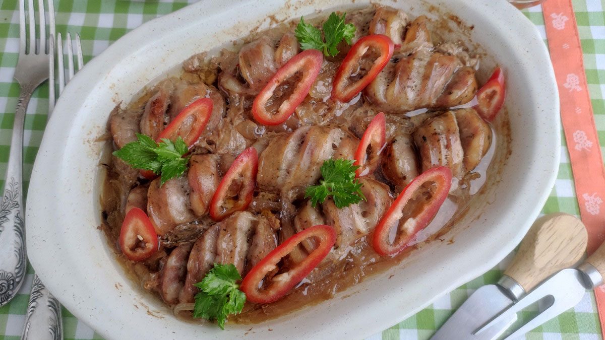 Sausages in onion-beer filling – an unusual and original dish