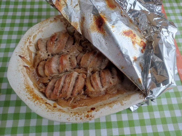 Sausages in onion-beer filling - an unusual and original dish