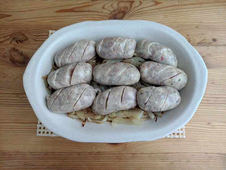 Sausages in onion-beer filling - an unusual and original dish