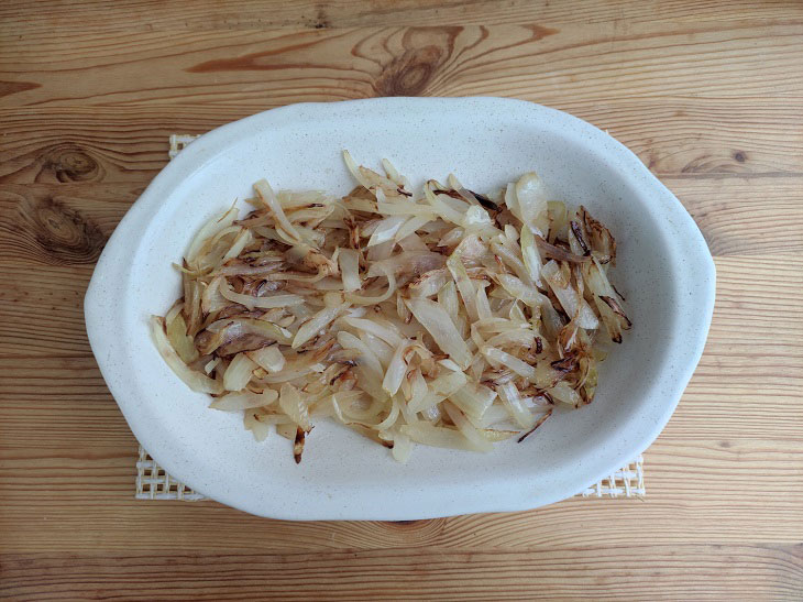 Sausages in onion-beer filling - an unusual and original dish