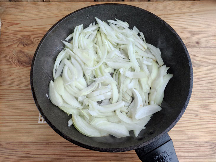 Sausages in onion-beer filling - an unusual and original dish