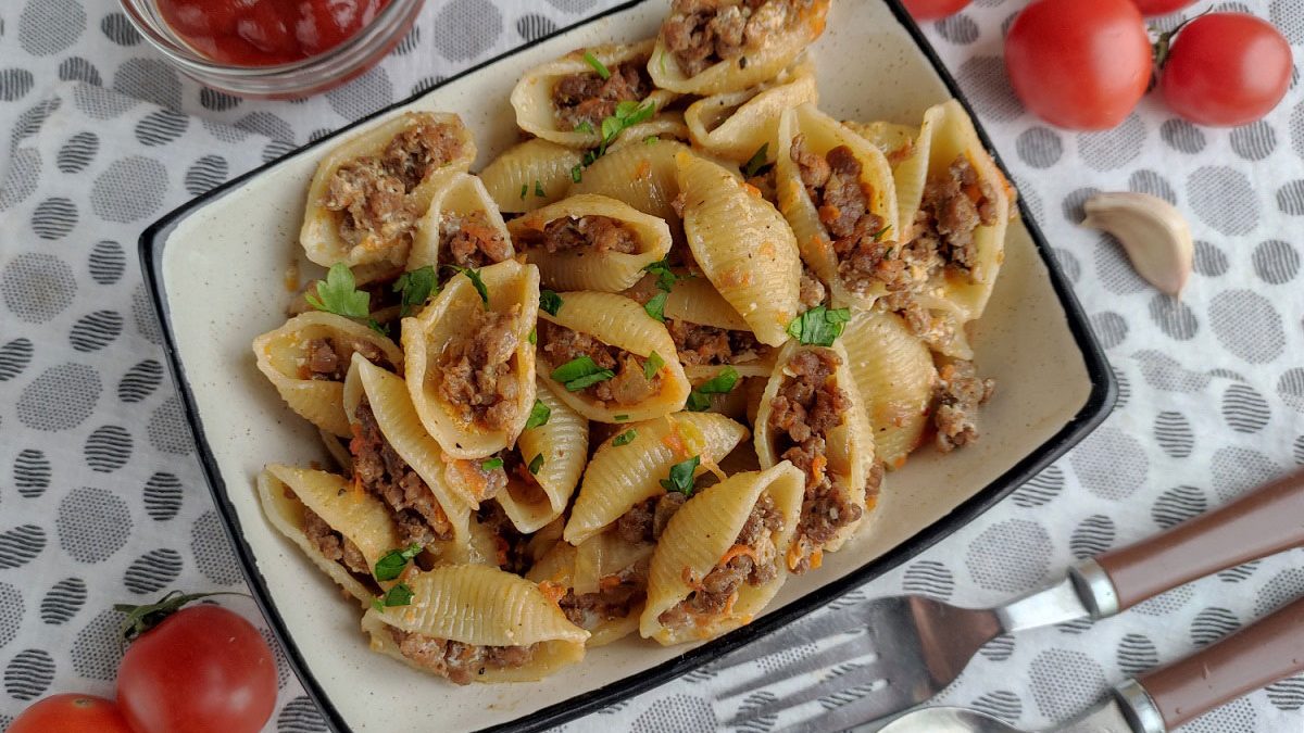 Seashells with minced meat in a pan – an appetizing and interesting dish