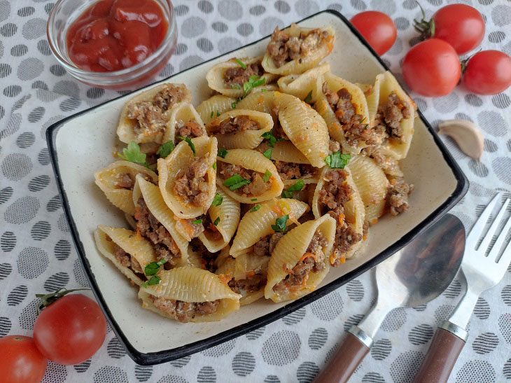 Seashells with minced meat in a pan - an appetizing and interesting dish