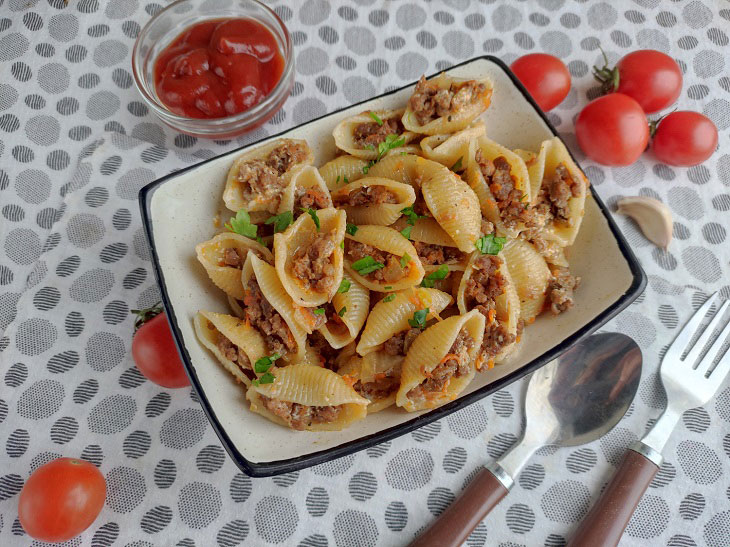 Seashells with minced meat in a pan - an appetizing and interesting dish