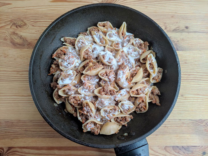 Seashells with minced meat in a pan - an appetizing and interesting dish