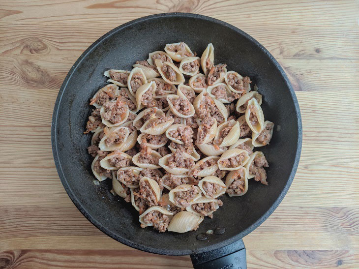 Seashells with minced meat in a pan - an appetizing and interesting dish