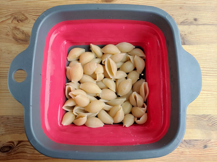 Seashells with minced meat in a pan - an appetizing and interesting dish