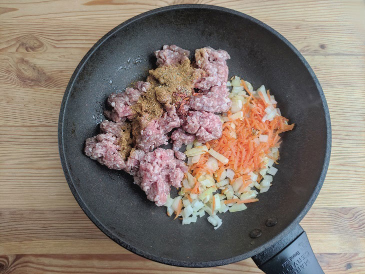 Seashells with minced meat in a pan - an appetizing and interesting dish