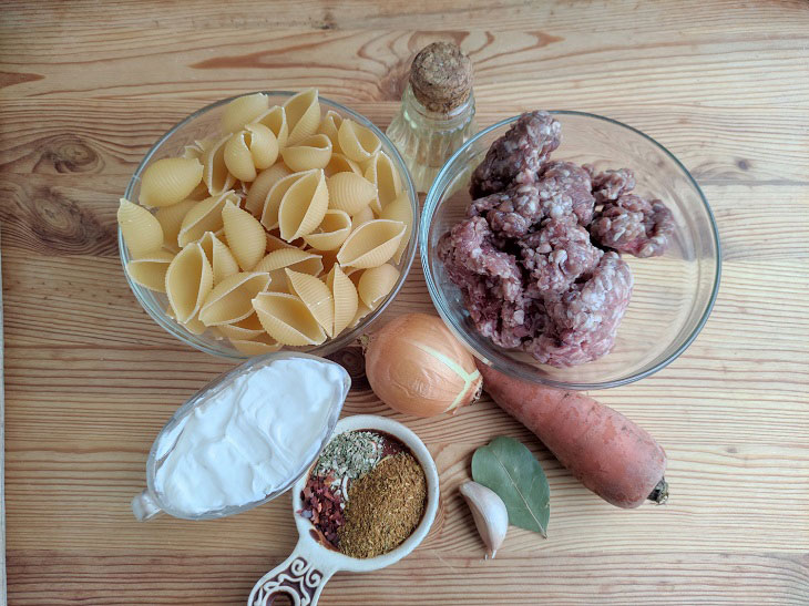 Seashells with minced meat in a pan - an appetizing and interesting dish