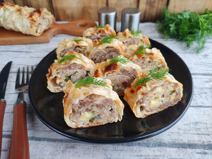 Lavash roll with meat - quick, tasty and easy