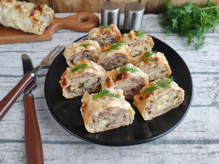 Lavash roll with meat - quick, tasty and easy