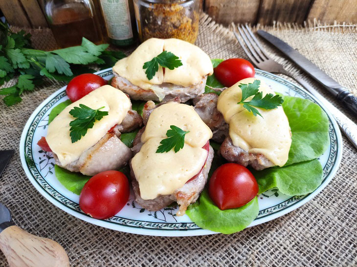 Meat in a French frying pan - a delicious dish with minimal effort