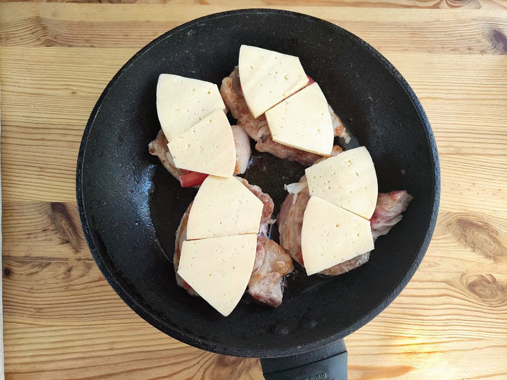 Meat in a French frying pan - a delicious dish with minimal effort