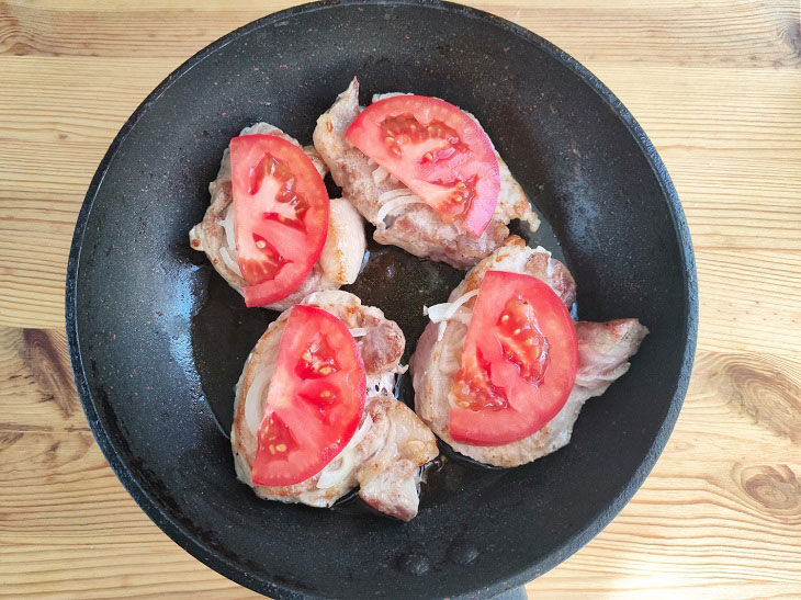 Meat in a French frying pan - a delicious dish with minimal effort