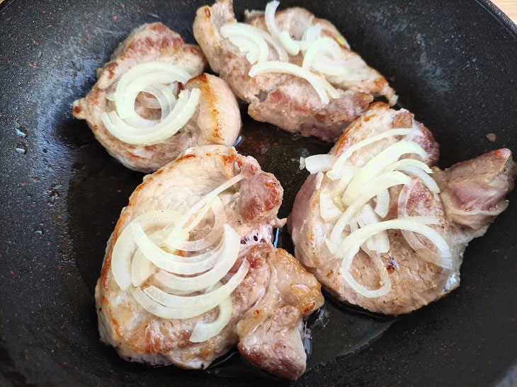 Meat in a French frying pan - a delicious dish with minimal effort