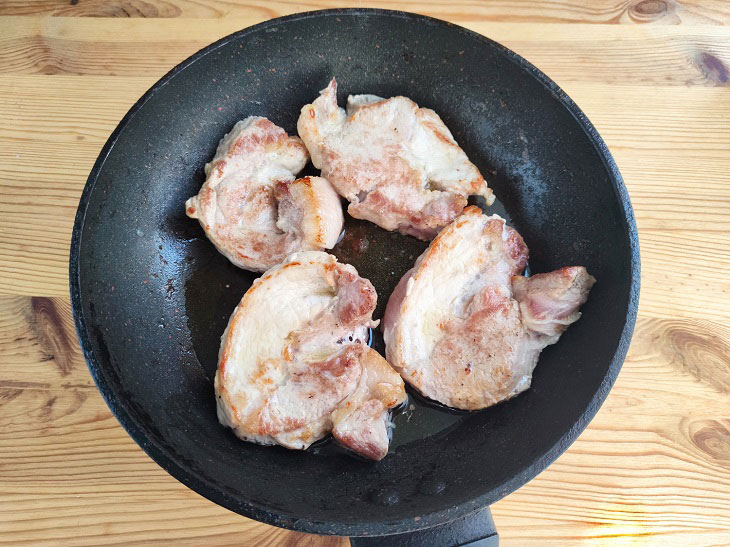 Meat in a French frying pan - a delicious dish with minimal effort