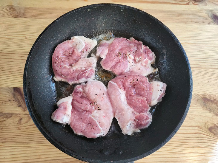 Meat in a French frying pan - a delicious dish with minimal effort