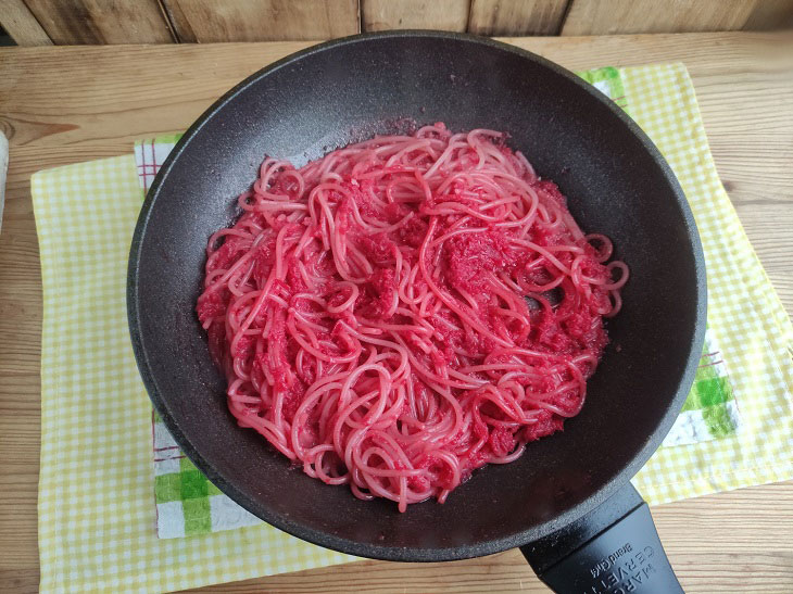 Pasta with beets - an original and tasty dish