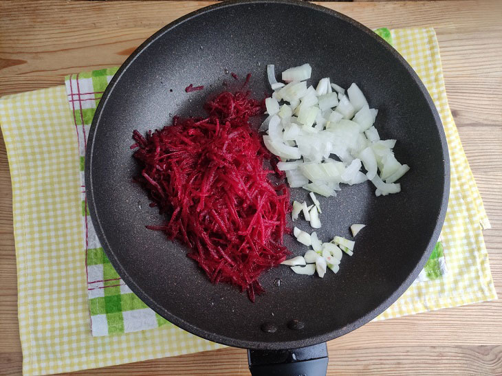 Pasta with beets - an original and tasty dish