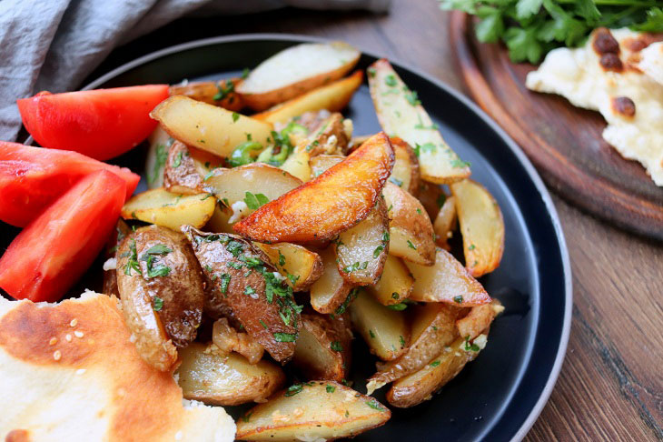 Peasant fried potatoes - a delicious and fragrant dish