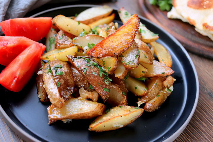 Peasant fried potatoes - a delicious and fragrant dish