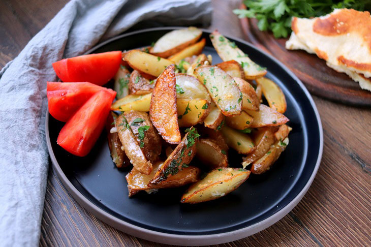 Peasant fried potatoes - a delicious and fragrant dish