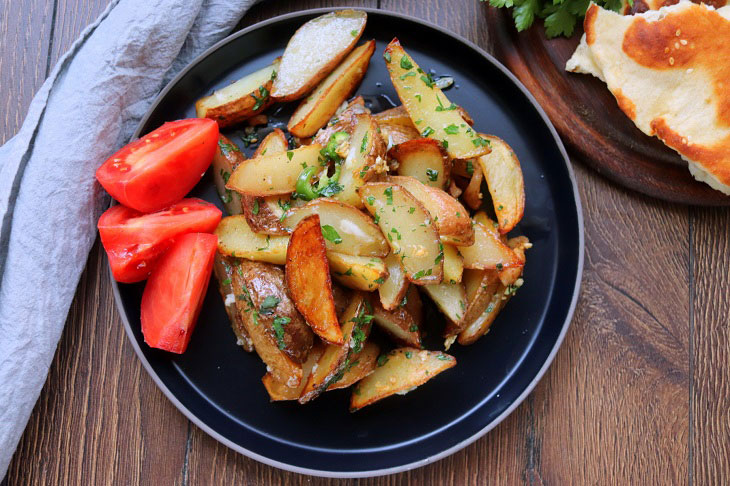 Peasant fried potatoes - a delicious and fragrant dish