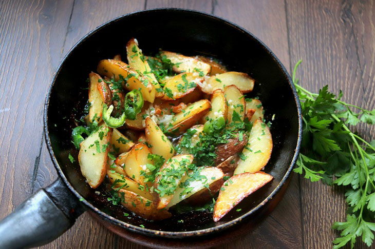 Peasant fried potatoes - a delicious and fragrant dish