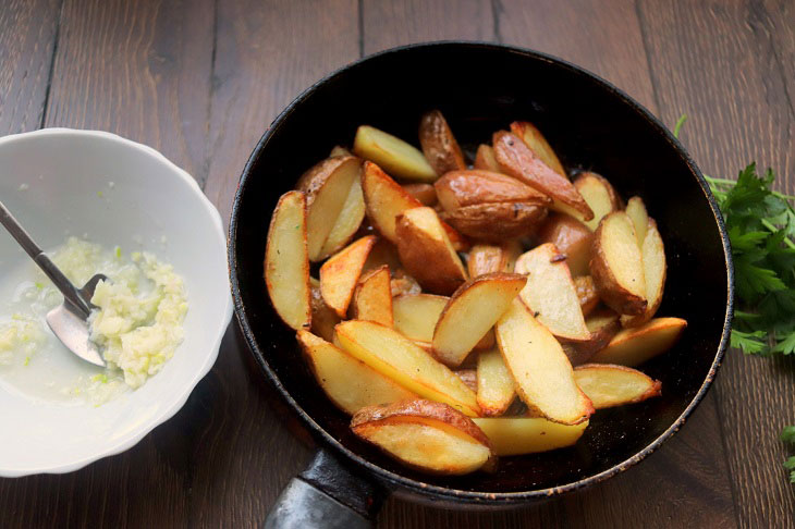 Peasant fried potatoes - a delicious and fragrant dish