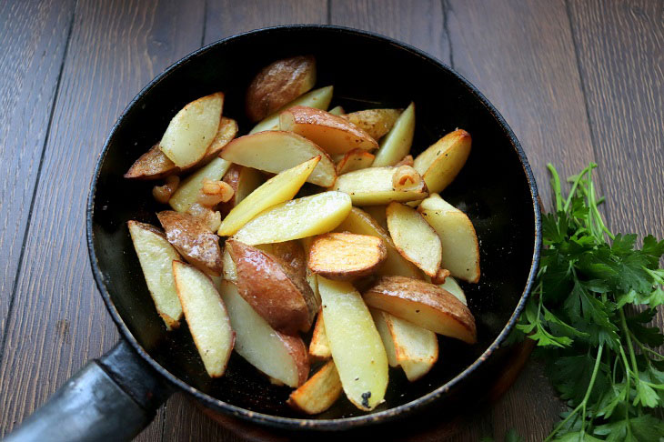 Peasant fried potatoes - a delicious and fragrant dish
