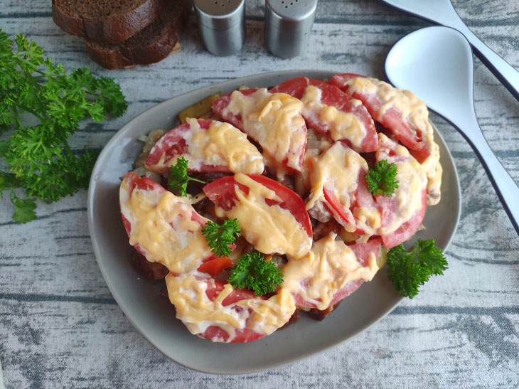 French-style potatoes in a pan - a simple and budget dish in a hurry